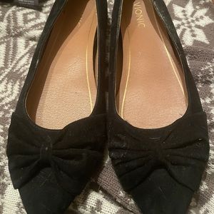 Vionic Black Suede Gramercy Pointed Ballet Flat 10